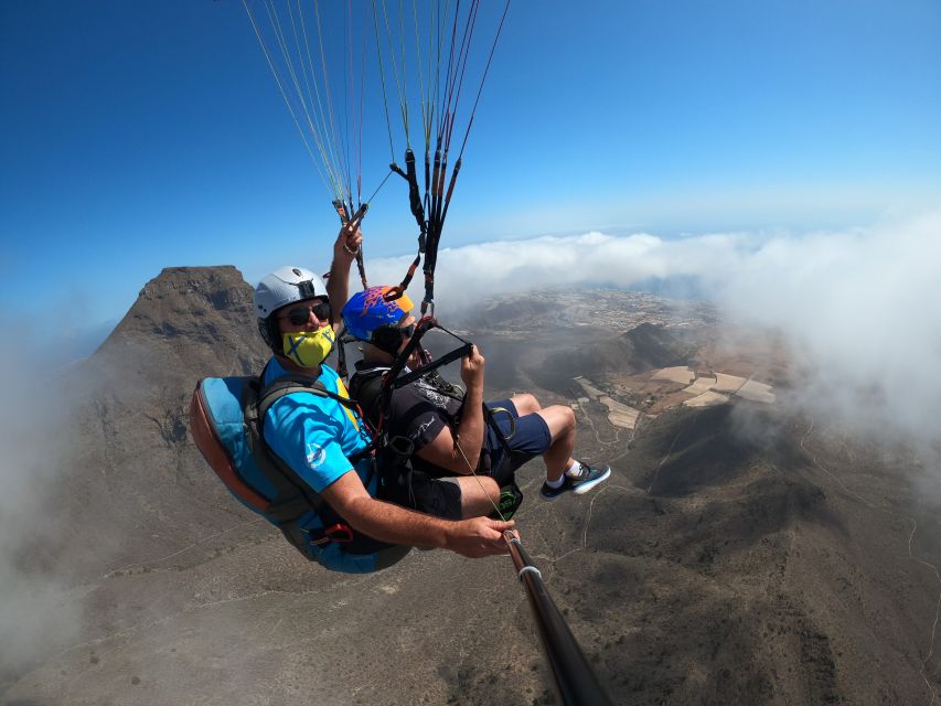 Tenerife: Paragliding with National Champion Paraglider - Landing on the beach