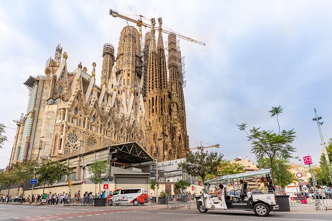 Tour Welcome Barcelona with Local Guide in Eco Tuk Tuk Private - Why a tuk-tuk is a useful first look at Barcelona