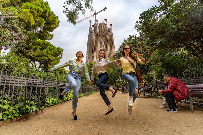 Tour Welcome Barcelona with Local Guide in Eco Tuk Tuk Private - Passeig de Gràcia and Barcelona’s two famous Gaudí houses