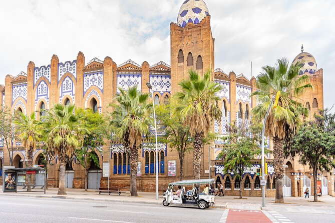 Tour Welcome Barcelona with Local Guide in Eco Tuk Tuk Private - Plaça de Catalunya and Plaça d’Espanya