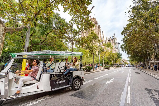Tour Welcome Barcelona with Local Guide in Eco Tuk Tuk Private - Choosing between one, two, three, and four hours