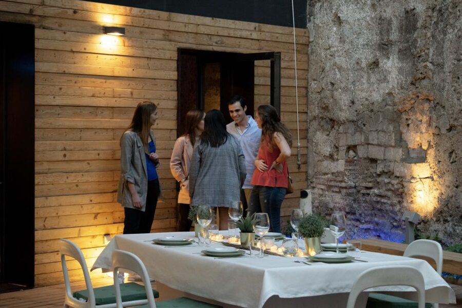 Valencia: Old Town Tour, Wine & Tapas in an 11th c. Monument - The social side of the long table