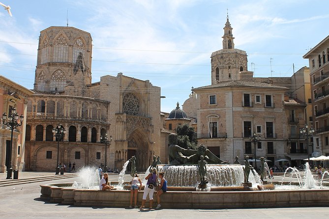 Valencia Old Town Tour with Wine & Tapas in 11th Century Historic Monument - Starting on Calle Caballeros and finding your guide