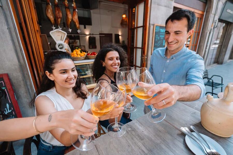 Valencia: Tapas and Drinks Evening Tour - The guides shape the evening