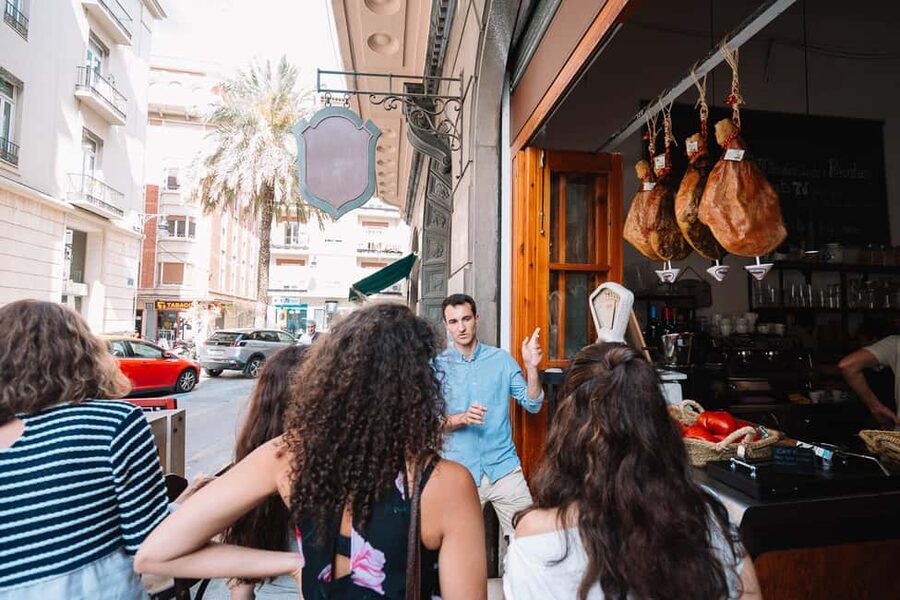 Valencia: Tapas and Drinks Evening Tour - Timing, meeting point, and practical details