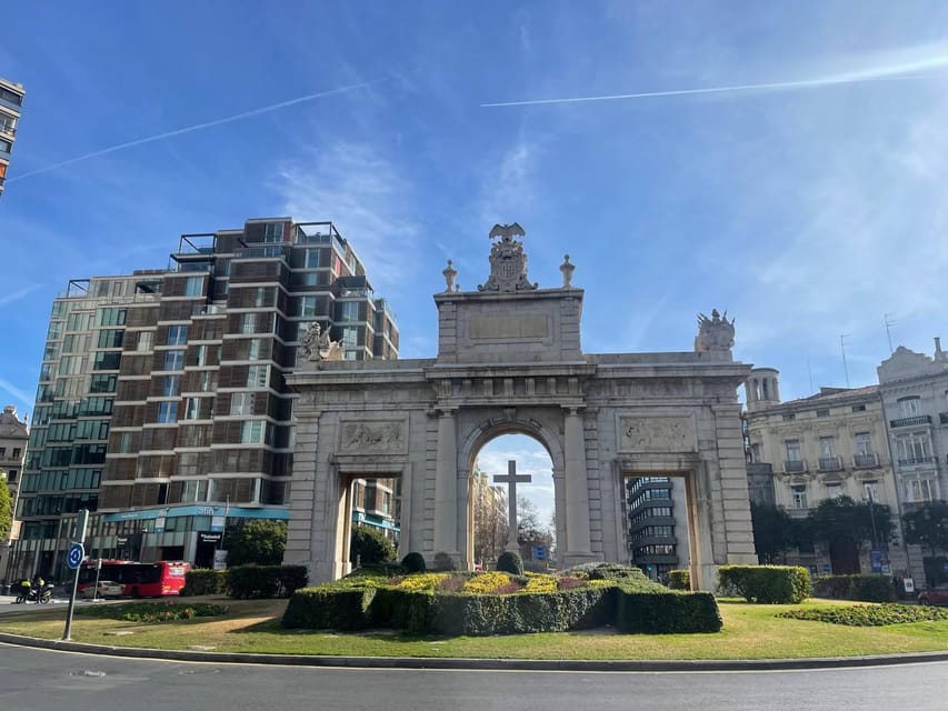 Valencia: Top 25 Highlights Guided Bike Tour - Plaza de la Reina and Plaza de la Virgen slow the pace