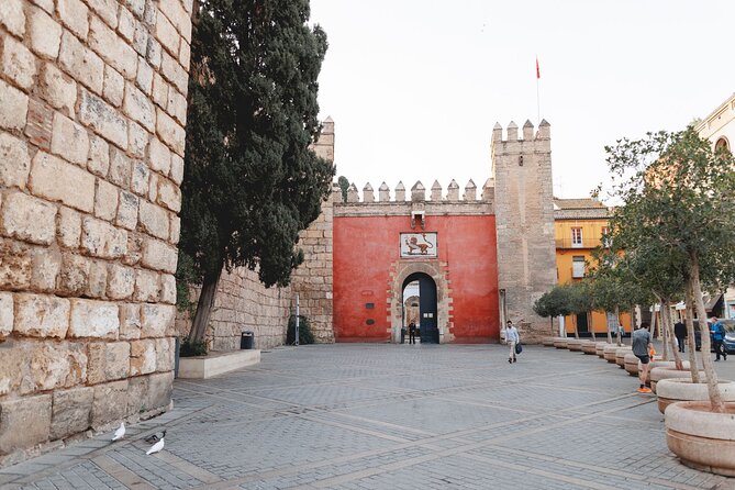 VIP Guided Seville Alcazar Pre-Opening, Cathedral & Old Town - A 20-minute pause for coffee or a snack