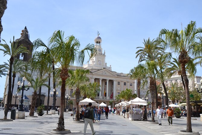 Walking Tour through Cádiz: Stories from the hand of a local guide - Plaza de la Mina, a pause for photos and local context